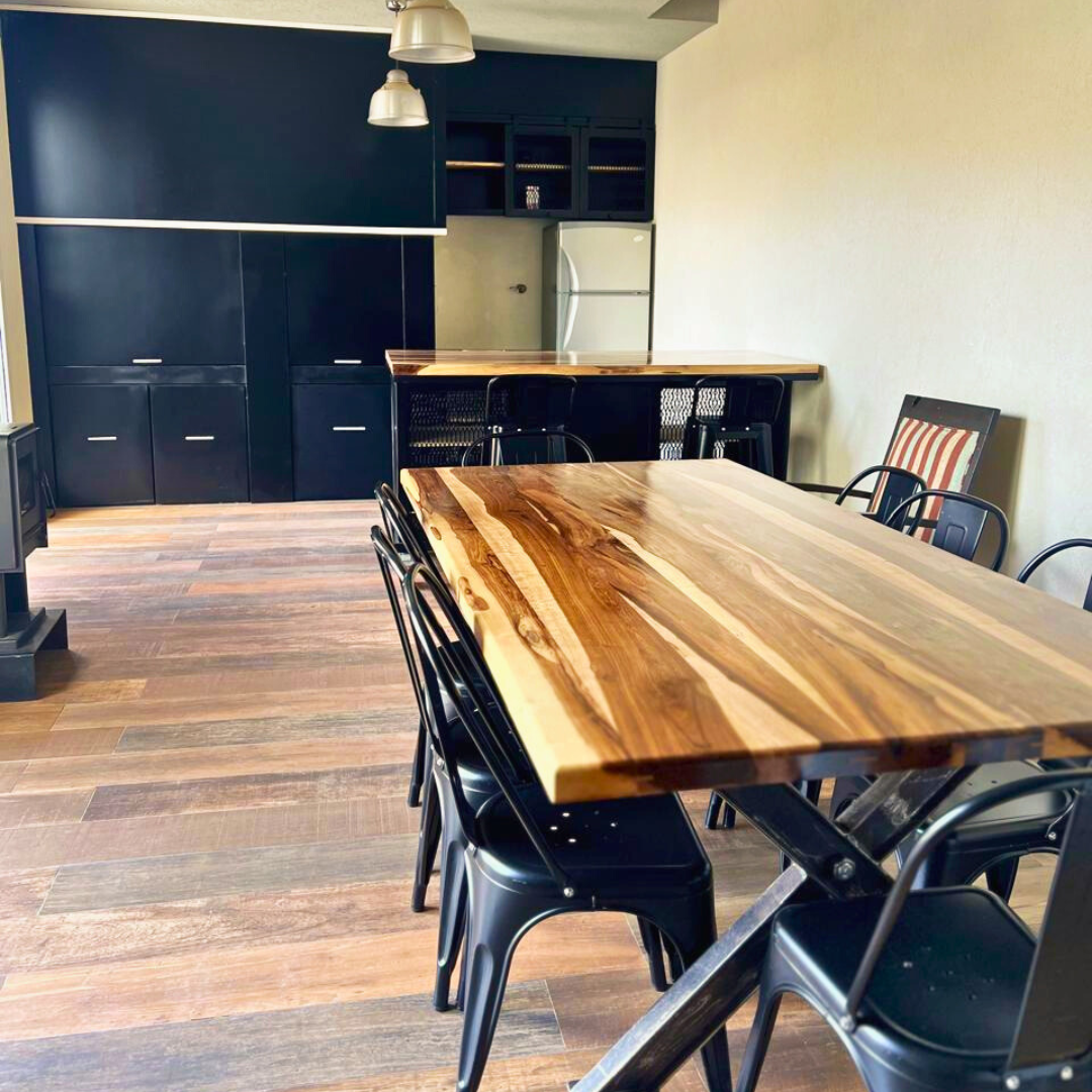 Mesa de madera maciza con sillas metálicas negras